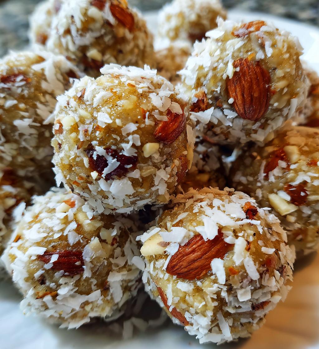 no bake christmas almond balls