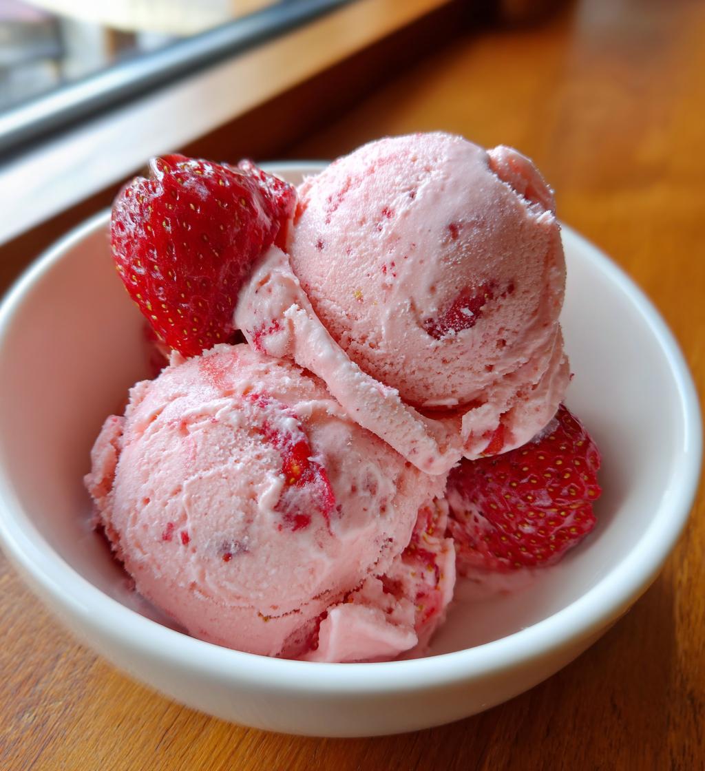 vegan strawberry ice cream - detail 1
